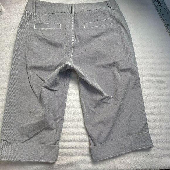 Dockers Women's Striped Mid Rise Curvy Casual Bermuda Shorts Black/White 6 - Picture 2 of 9